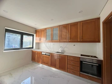 Moradia T4 para Arrendamento em Silvalde