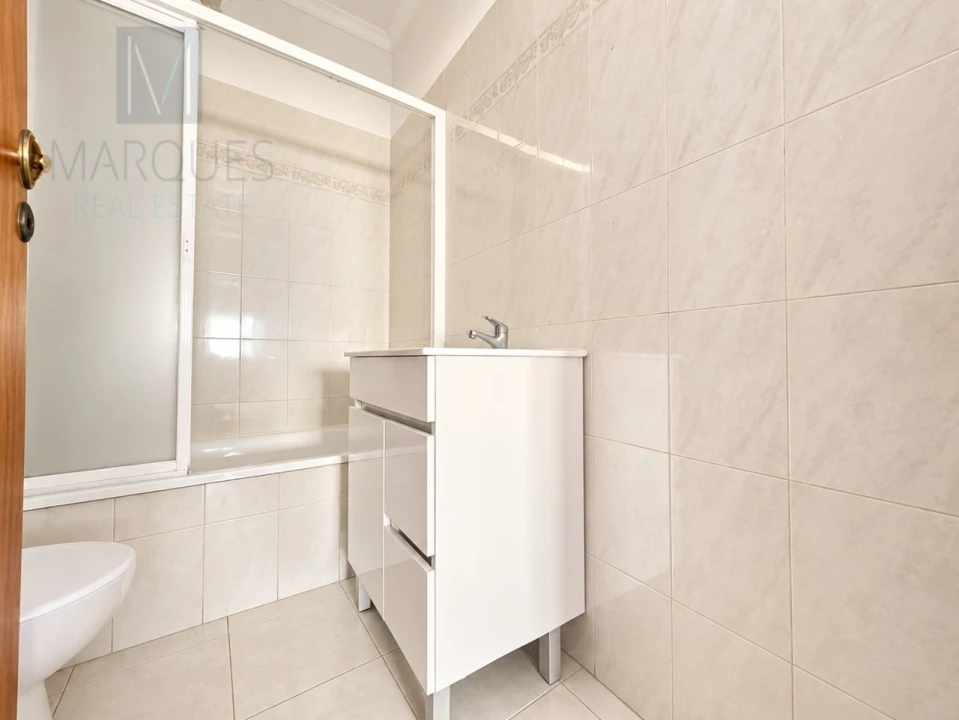 Apartamento T2 para Venda em Rio de Mouro Foto 8