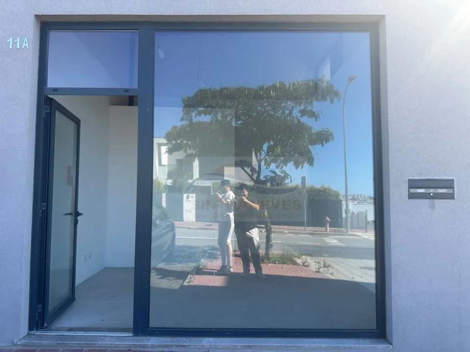 Loja para Arrendamento em Venteira Foto 3