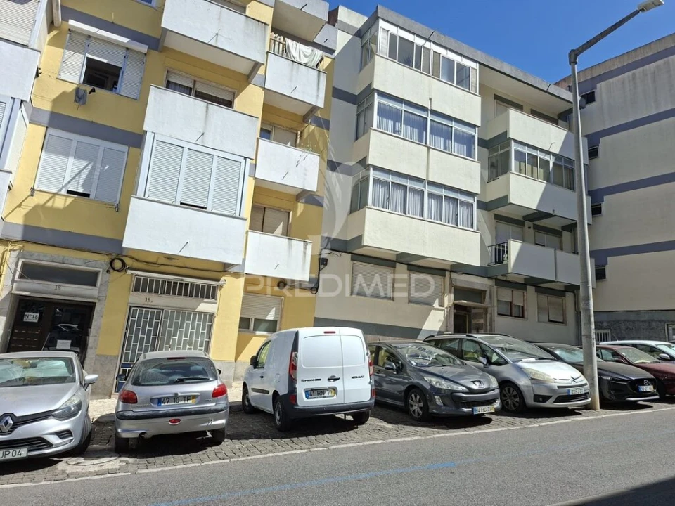 Loja para Venda em Póvoa de Santo Adrião e Olival Basto Foto 1