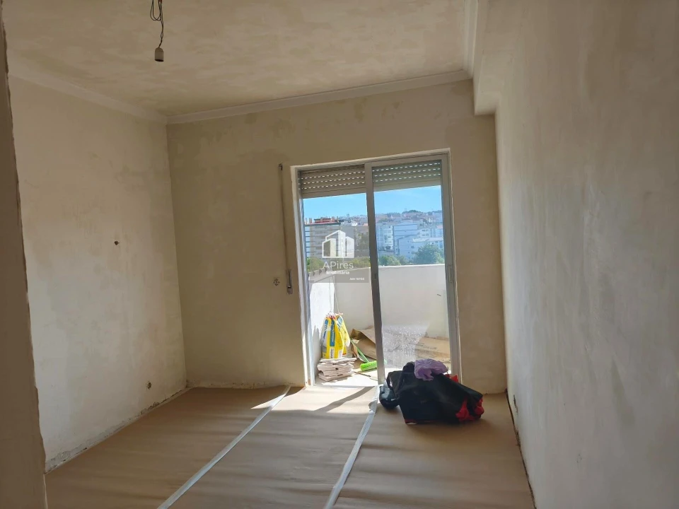 Apartamento T4 para Venda em Charneca de Caparica e Sobreda Foto 16