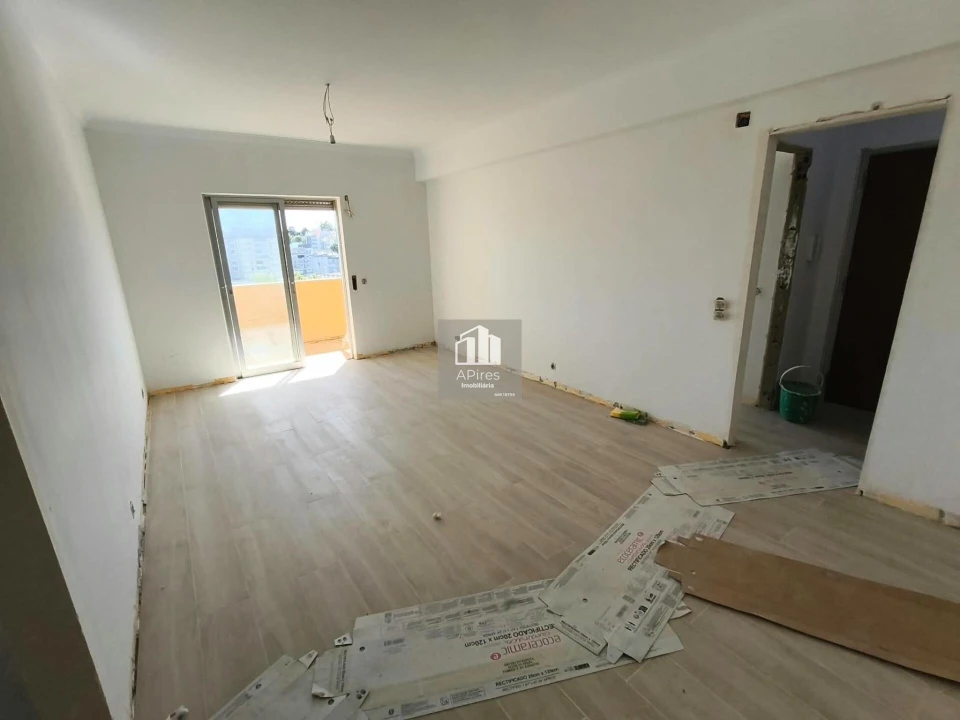 Apartamento T4 para Venda em Charneca de Caparica e Sobreda Foto 37