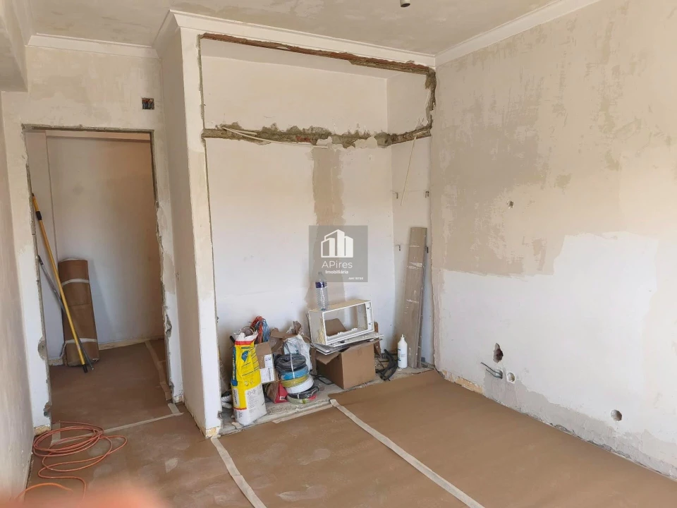 Apartamento T4 para Venda em Charneca de Caparica e Sobreda Foto 32
