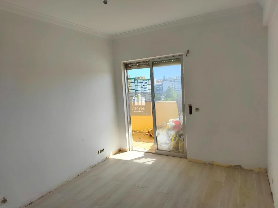 Apartamento T4 para Venda em Charneca de Caparica e Sobreda Foto 27