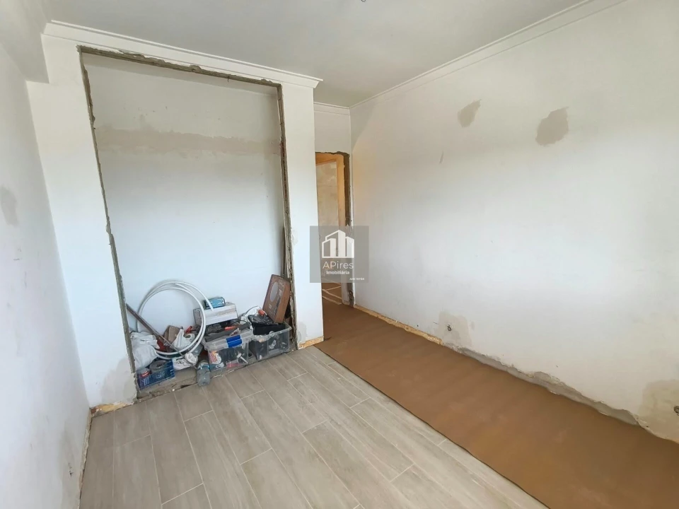 Apartamento T4 para Venda em Charneca de Caparica e Sobreda Foto 35