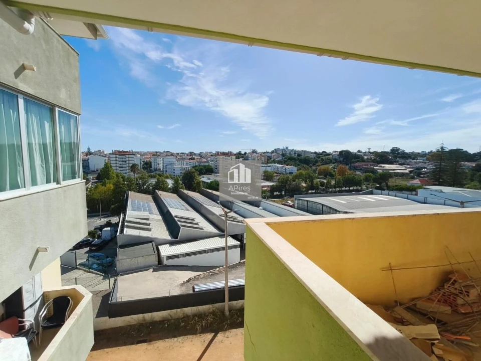Apartamento T4 para Venda em Charneca de Caparica e Sobreda Foto 4