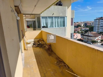 Apartamento T4 para Venda em Charneca de Caparica e Sobreda