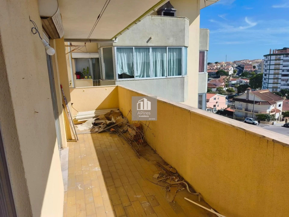 Apartamento T4 para Venda em Charneca de Caparica e Sobreda Foto 1