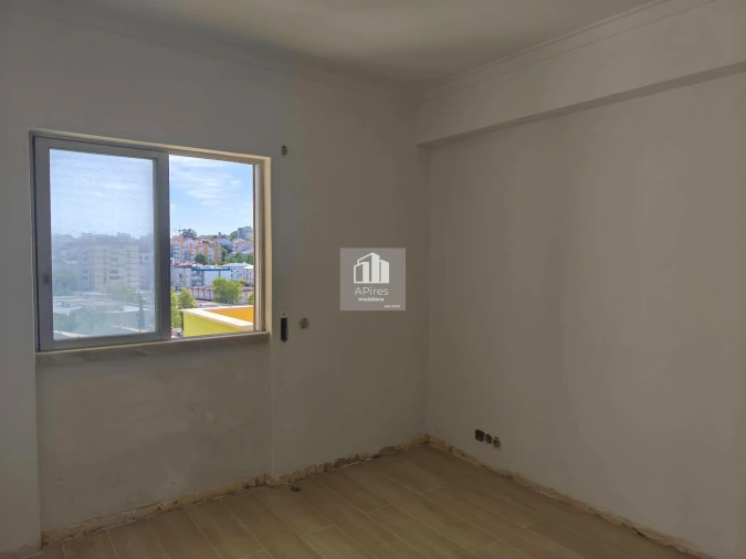 Apartamento T4 para Venda em Charneca de Caparica e Sobreda Foto 14