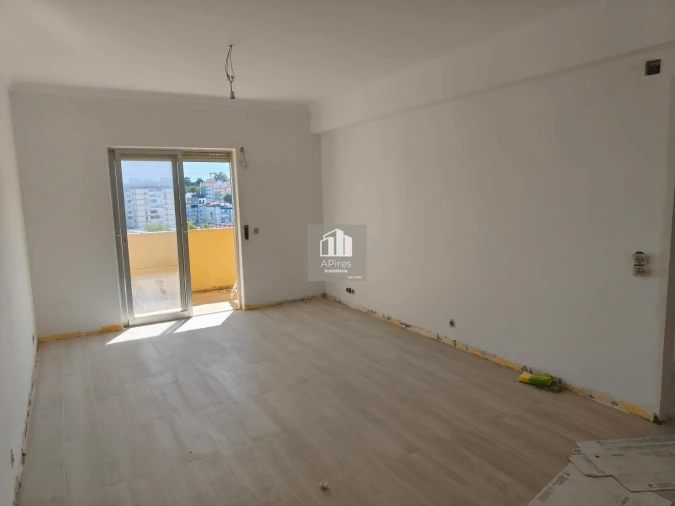 Apartamento T4 para Venda em Charneca de Caparica e Sobreda Foto 23