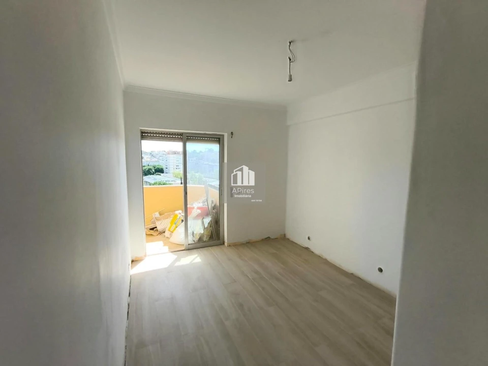 Apartamento T4 para Venda em Charneca de Caparica e Sobreda Foto 26