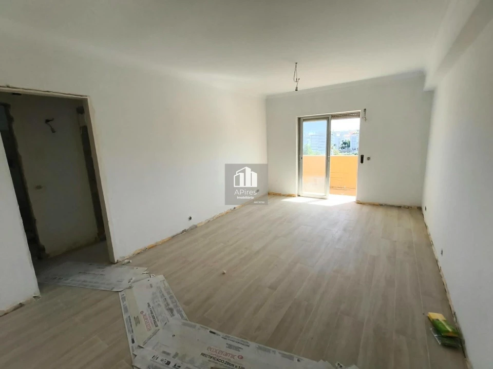 Apartamento T4 para Venda em Charneca de Caparica e Sobreda Foto 36