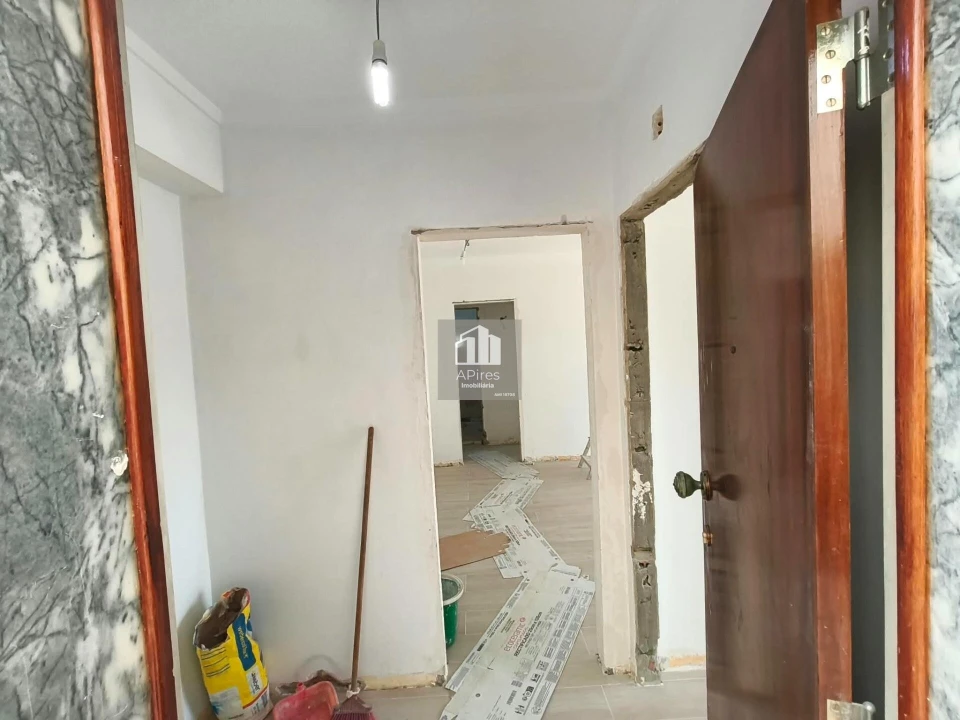 Apartamento T4 para Venda em Charneca de Caparica e Sobreda Foto 8