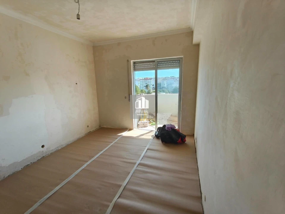 Apartamento T4 para Venda em Charneca de Caparica e Sobreda Foto 24