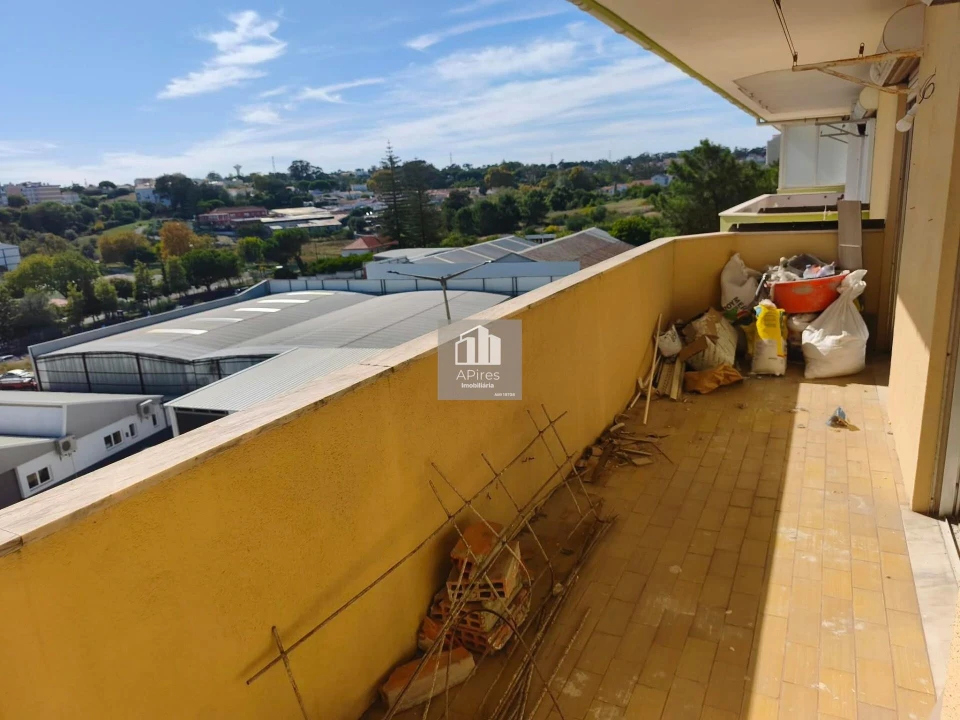 Apartamento T4 para Venda em Charneca de Caparica e Sobreda Foto 2