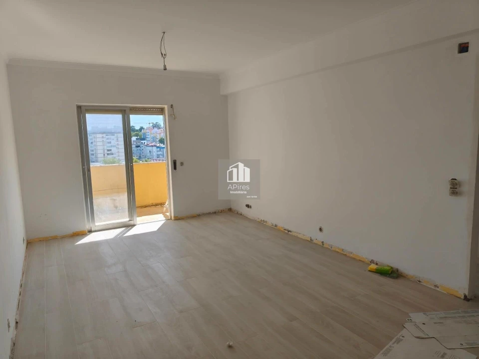 Apartamento T4 para Venda em Charneca de Caparica e Sobreda Foto 23
