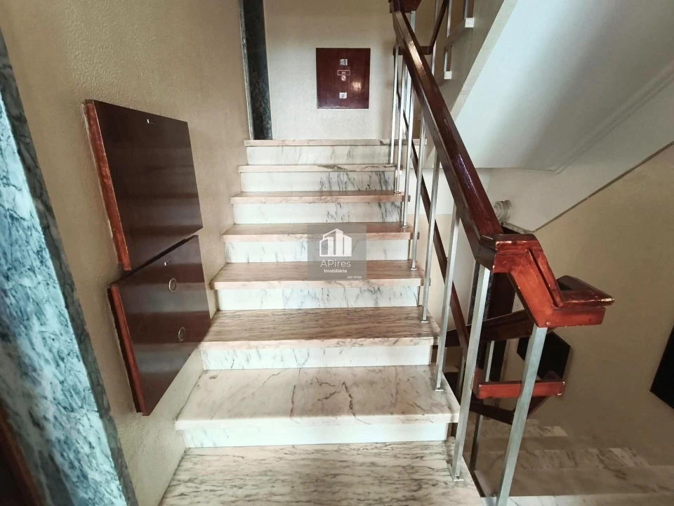 Apartamento T4 para Venda em Charneca de Caparica e Sobreda Foto 30