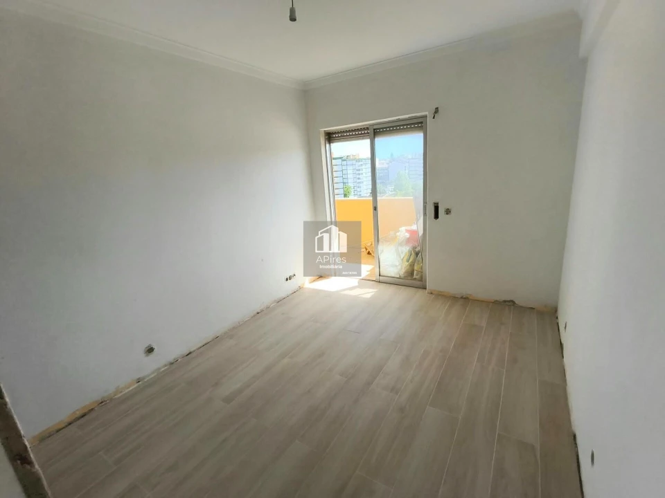Apartamento T4 para Venda em Charneca de Caparica e Sobreda Foto 22
