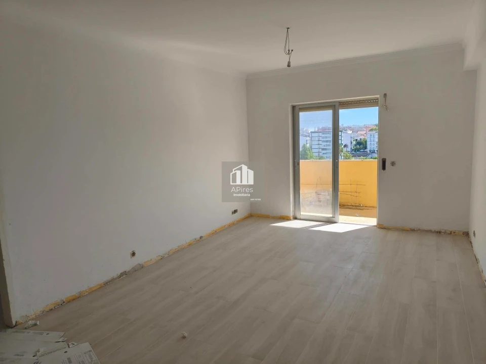 Apartamento T4 para Venda em Charneca de Caparica e Sobreda Foto 25