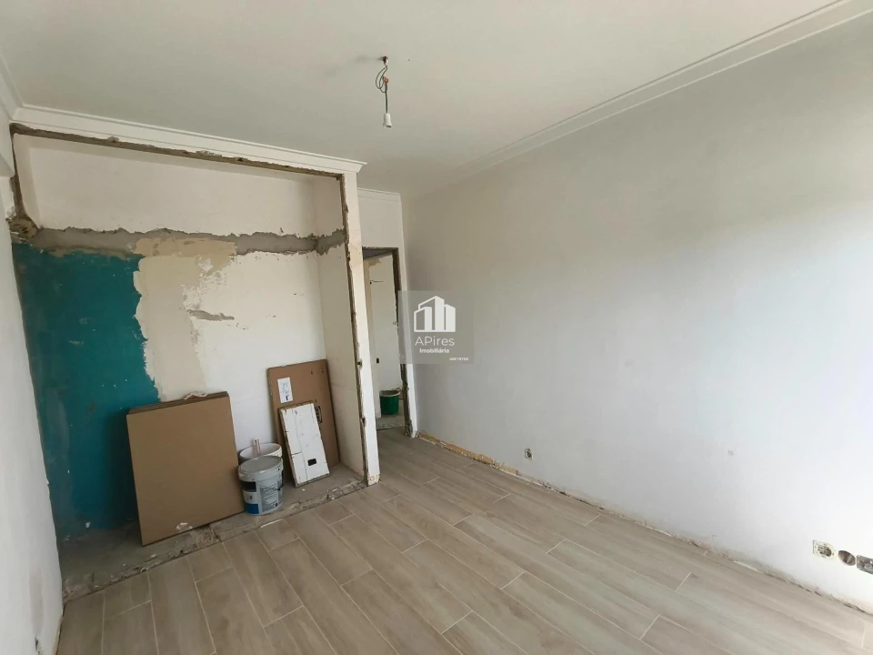 Apartamento T4 para Venda em Charneca de Caparica e Sobreda Foto 15