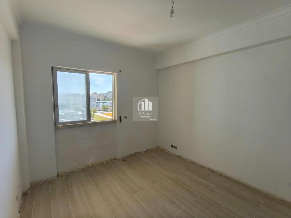 Apartamento T4 para Venda em Charneca de Caparica e Sobreda Foto 19