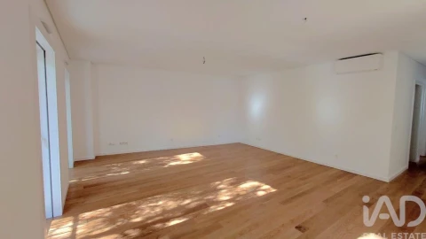Apartamento T3 para Arrendamento em Santo António