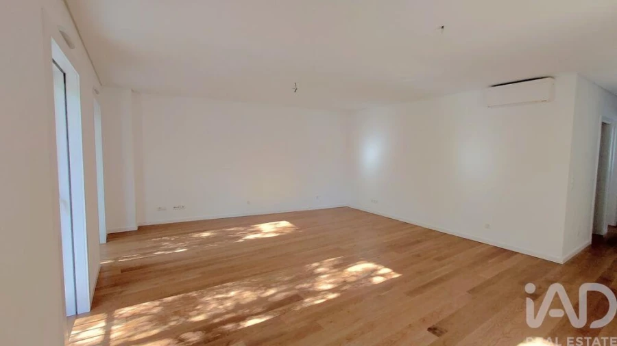 Apartamento T3 para Arrendamento em Santo António Foto 2