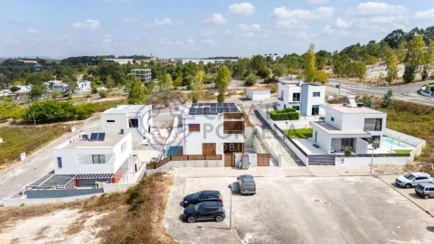 Moradia T4 para Venda em Santa Maria, São Pedro e Matacães