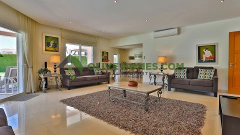 Moradia T5 para Venda em Quarteira