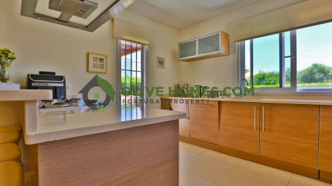 Moradia T5 para Venda em Quarteira
