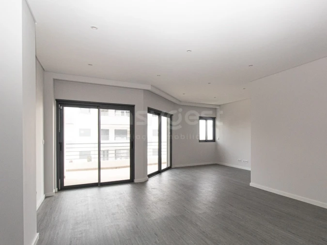 Apartamento T3 para Venda em Quelfes Foto 12