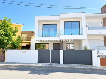 Moradia T3 para Venda em Arcozelo