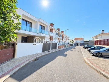 Moradia T3 para Venda em Arcozelo