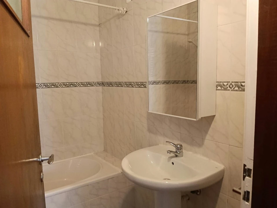 Quarto para Arrendamento em Sé Nova, Santa Cruz, Almedina e São Bartolomeu Foto 4