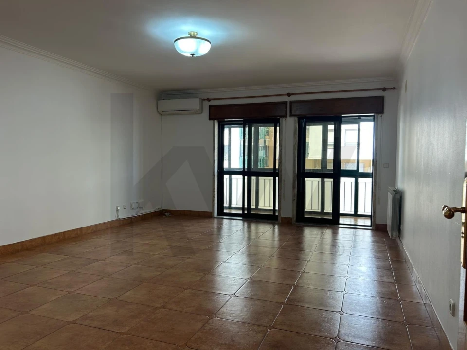 Apartamento T3 para Arrendamento em Queluz e Belas Foto 1