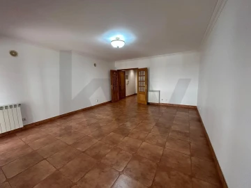 Apartamento T3 para Arrendamento em Queluz e Belas