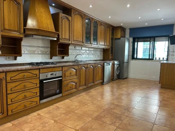 Apartamento T3 para Arrendamento em Queluz e Belas