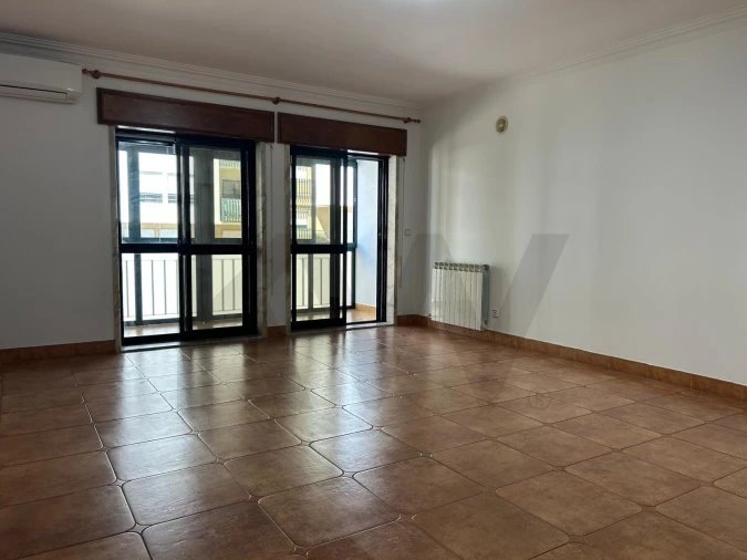 Apartamento T3 para Arrendamento em Queluz e Belas Foto 2