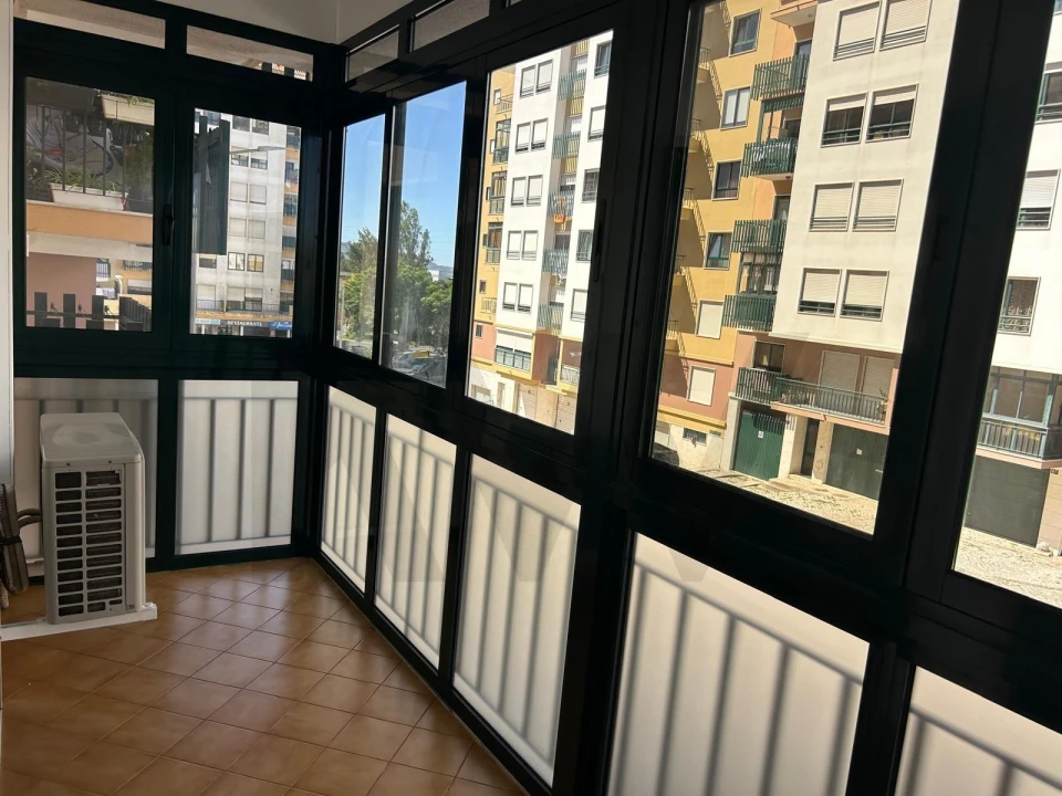 Apartamento T3 para Arrendamento em Queluz e Belas Foto 7