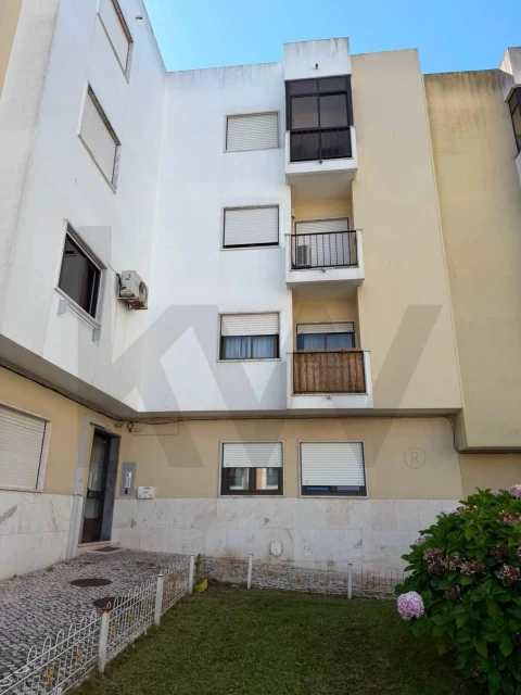 Apartamento T2 para Arrendamento em Águas Livres