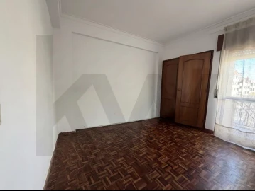 Apartamento T2 para Arrendamento em Águas Livres
