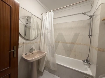 Apartamento T2 para Arrendamento em Águas Livres