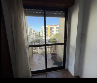 Apartamento T2 para Arrendamento em Águas Livres