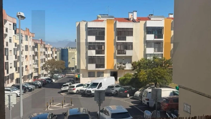 Apartamento T2 para Arrendamento em Águas Livres