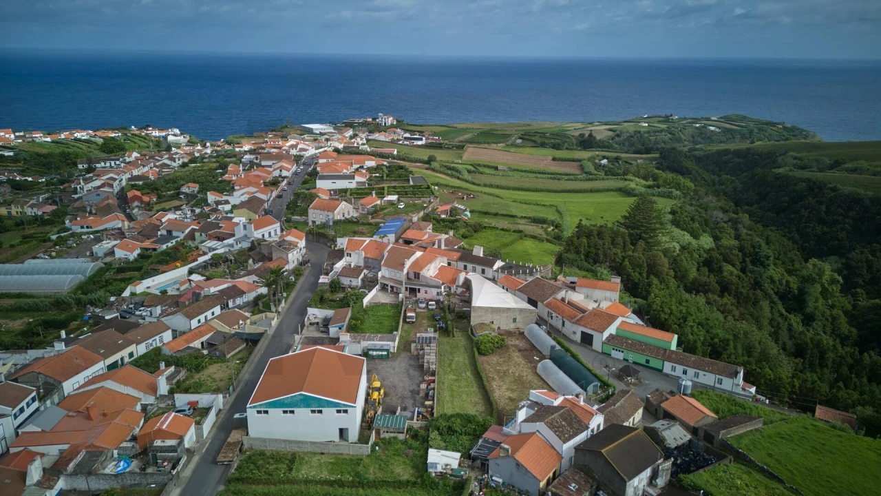 Moradia T2 para Venda em Fenais da Ajuda Foto 1