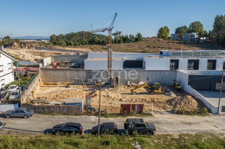 Moradia T4 para Venda em Vilar de Andorinho Foto 22