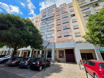 Loja para Arrendamento em Carnide
