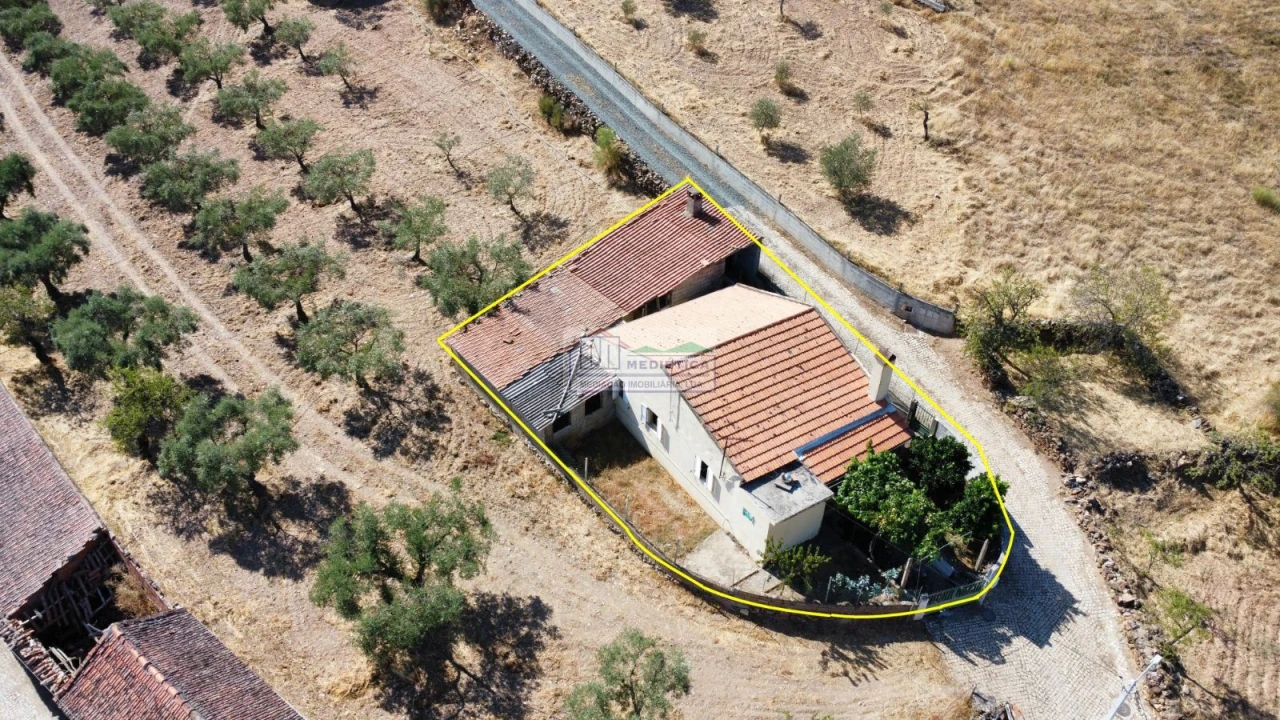 Moradia T4 para Venda em Ferradosa e Sendim da Serra Foto 6