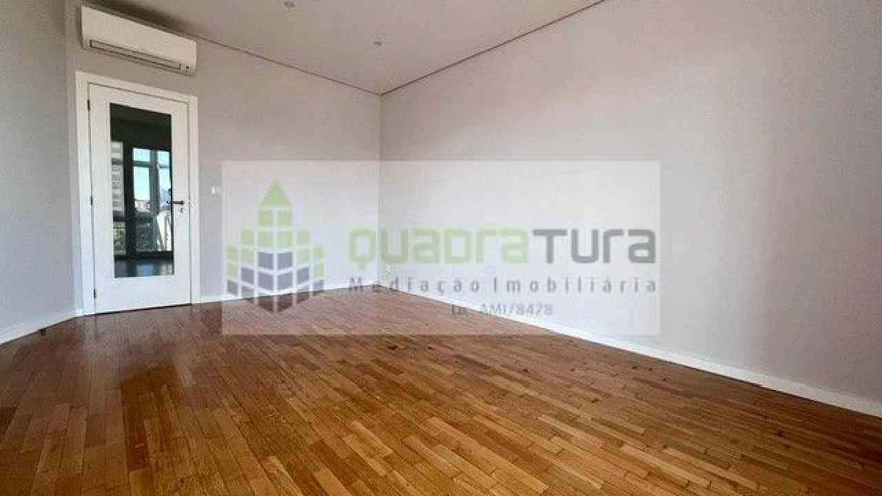Apartamento T2 para Venda em Cedofeita, Santo Ildefonso, Sé, Miragaia, São Nicolau e Vitória Foto 1