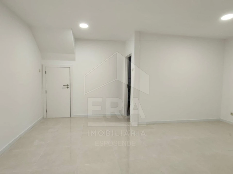Moradia T4 para Venda em Darque Foto 6